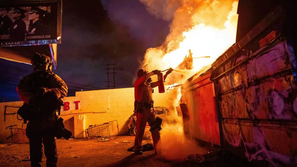 Las autoridades han tenido que apagar incendios provocados por los manifestantes/AP