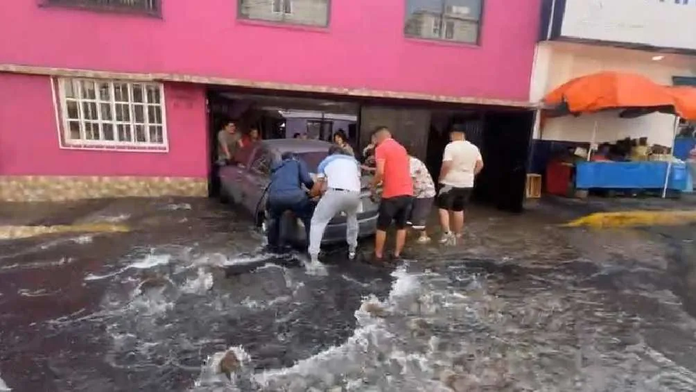 En un edificio vecinos tuvieron que arrastrar sus autos para salvarlos/X