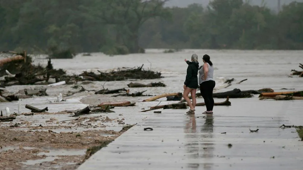El río Guadalupe se desbordó y arrasó con todo lo que tuvo a su paso/AP