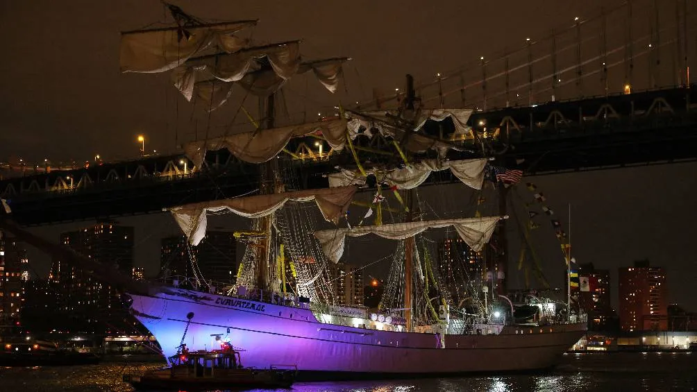 El Buque Cuauhtémoc chocó contra el Puente de Brookly/AP