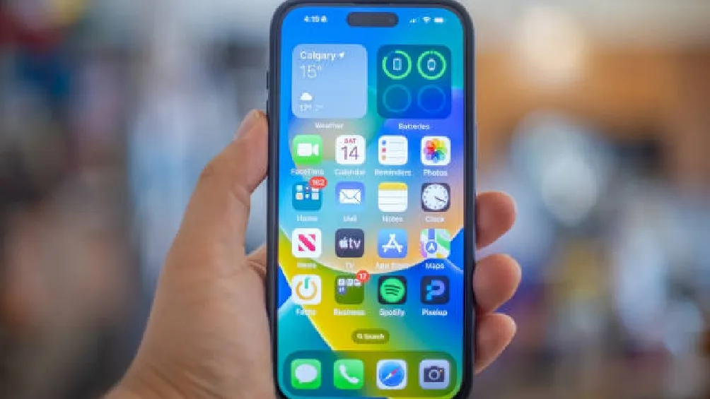 Los colores de los iPhone siempre han sido algo más que un simple adorno. Apple los utiliza como un código visual para marcar diferencias entre sus modelos y orientar a sus clientes/IStock