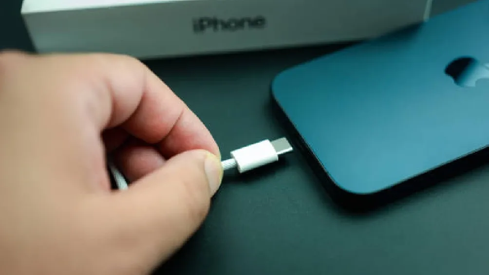 Este detalle técnico no es menor: podría marcar el inicio de una nueva categoría dentro del catálogo de Apple, orientada a quienes buscan un iPhone estilizado, elegante y funcional, sin las características avanzadas de la gama Pro/iStock