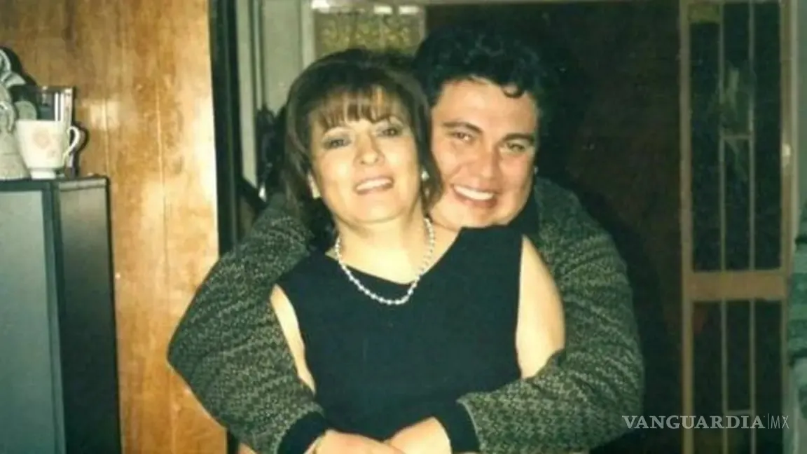 Isabel Miranda junto a su hijo / Vanguardia