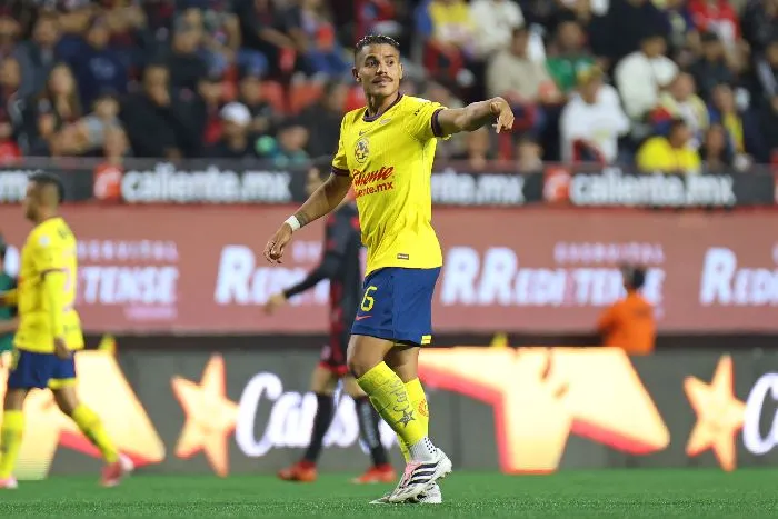 Dos Santos durante un partido