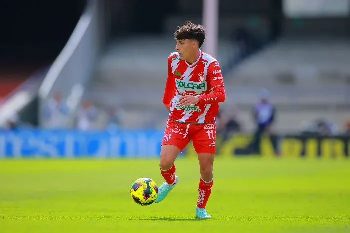 Jurado controla el balón