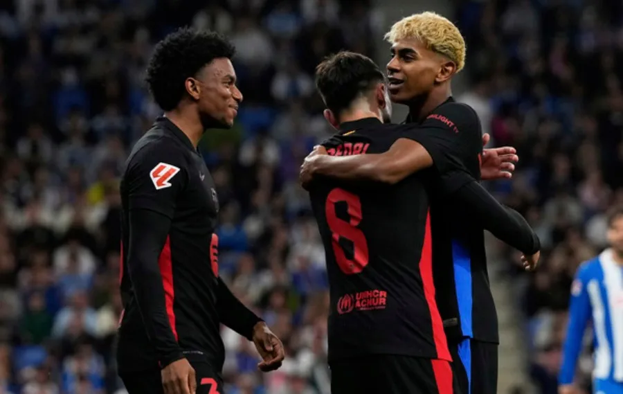 Lamine Yamal festeja su gol con Pedri y Baldé