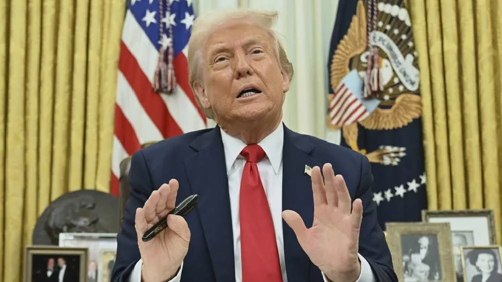 El nuevo arancel de Trump entrará en vigor el viernes 4 de abril/AP