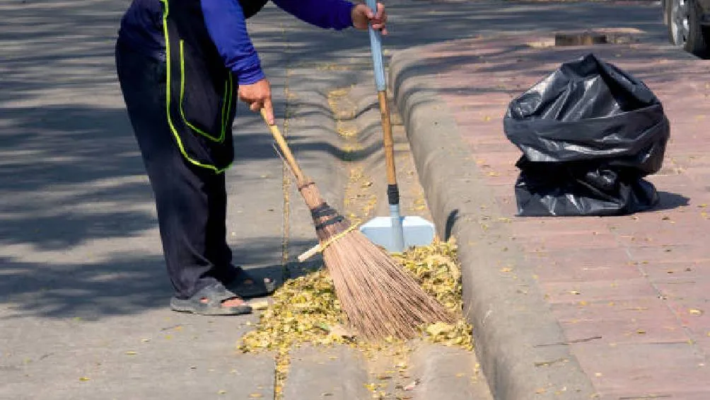 Retirar la basura de coladeras dentro y fuera del hogar para prevenir inundaciones. / iStock