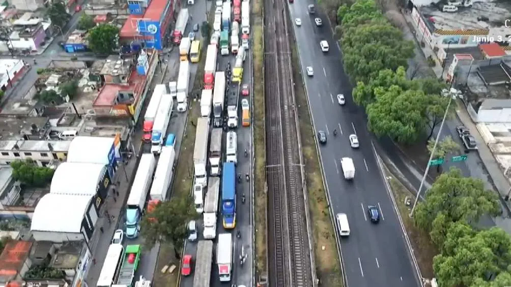 La fila de unidades paradas es enorme en la Calzada Zaragoza/N+