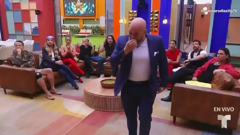 El cantante compartió el difícil momento con sus compañeros/Telemundo