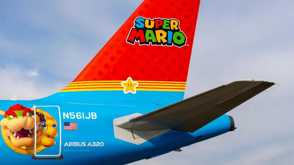 Más allá de la llamativa decoración exterior, los pasajeros son recibidos a bordo con saludos especiales y sorpresas interactivas inspiradas en el videojuego/Redes Sociales