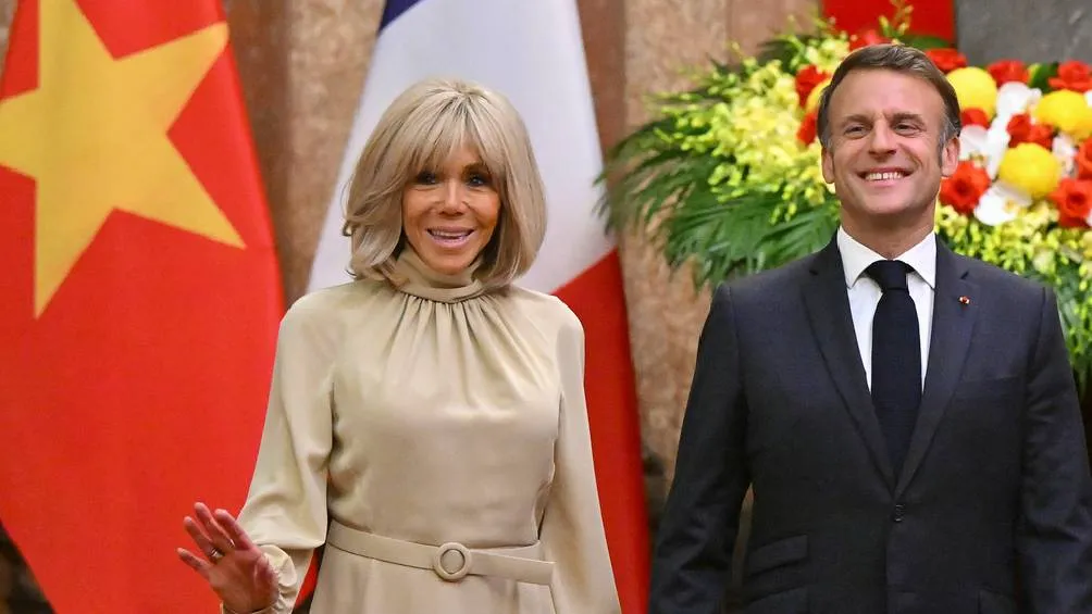 Macron minimizó lo sucedido y aseguró que estaba jugando con su esposa/AP