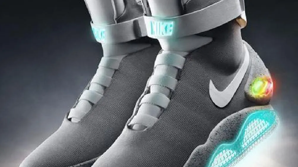 Los Nike Air Mag se convirtieron en un ícono futurista tras su aparición en Back to the Future Part II (1989), donde Marty McFly viaja al 2015 y luce este modelo con ajuste automático/Redes Sociales
