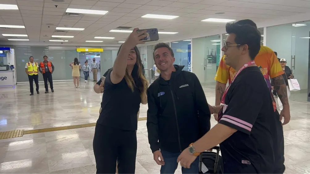El actor Frankie Muniz arribó en el aeropuerto de Hermosillo/X