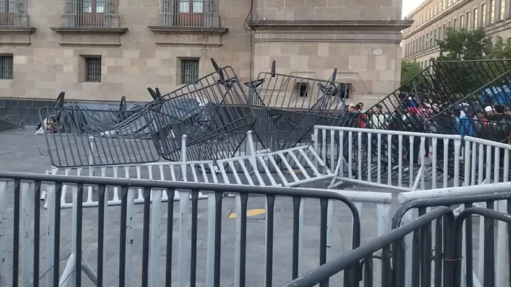 Los maestros de la CNTE tiraron las vallas metálicas que cubrían Palacio Nacional/X