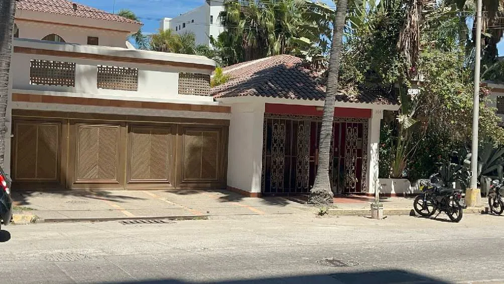 Justo en la sobra de esa banqueta fue donde el obrero estaba comiendo/X