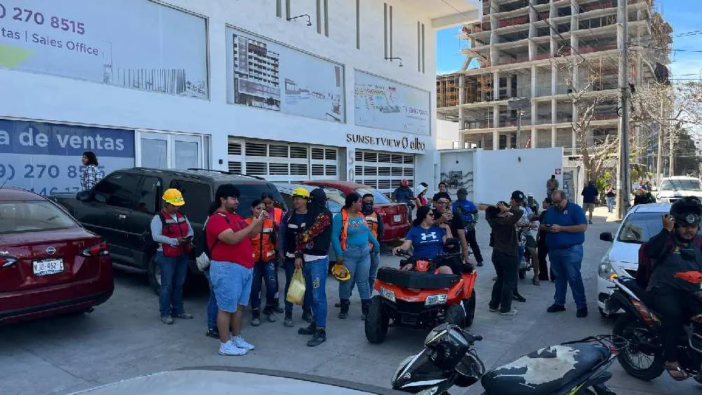 Obreros, vecinos, repartidores y turistas se unieron a la protesta/X