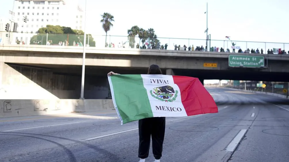 Orgullosamente los paisanos presumieron la bandera de México/AP