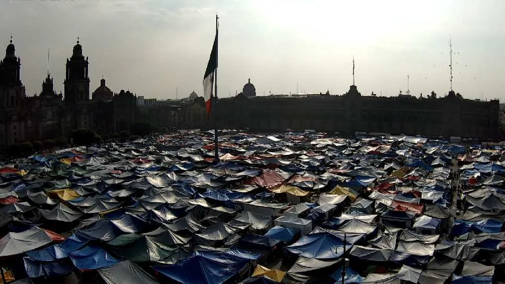 Hace unas semanas los maestros invadieron el Zócalo y se quedaron casi un mes/X