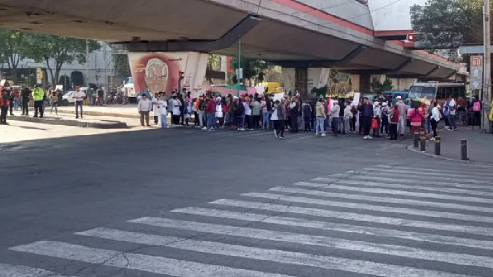 Los manifestantes exigen cambio el reglamento que los deja expuestos a perder sus puestos/X