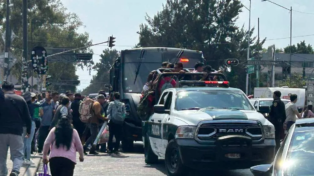 Usuarios buscaron la manera de llegar a su destino/X