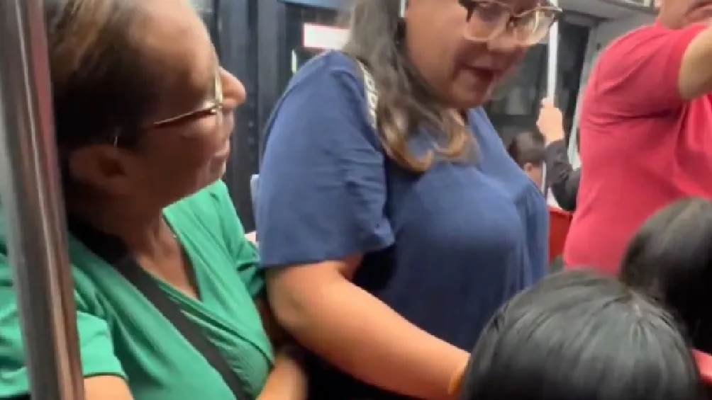 En un episodio que combinó humor, tensión y una inesperada lección sobre igualdad de género, dos mujeres protagonizaron una discusión por un asiento en el Metrobús de la Ciudad de México/Redes Sociales