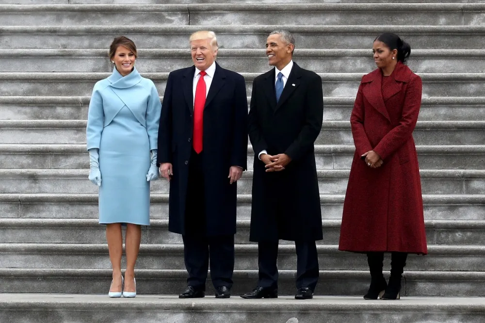 Barack Obama y Donald Trump posando junto a sus esposas