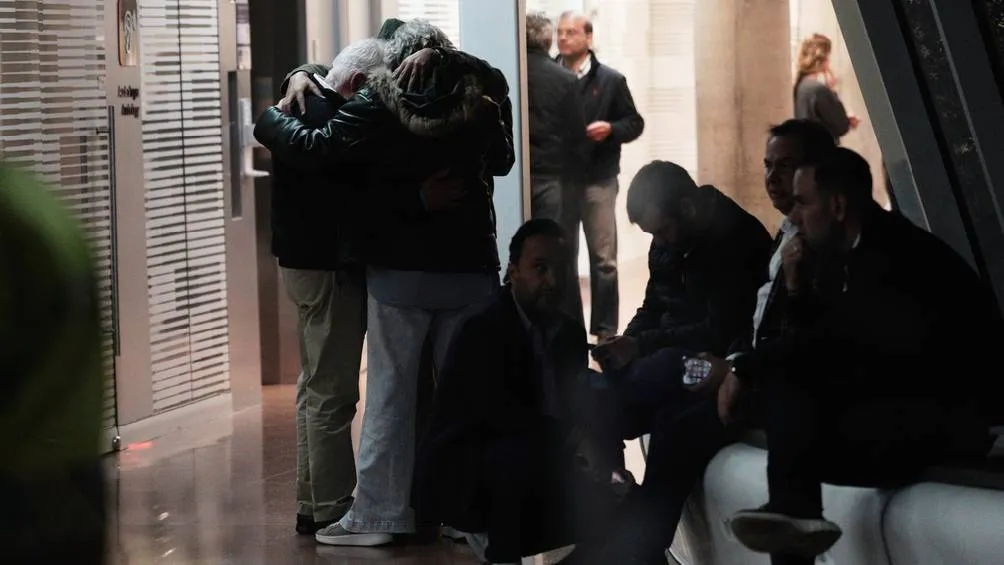 Amigos, familiares y colegas esperan en el hospital sobre novedades de Uribe/AP