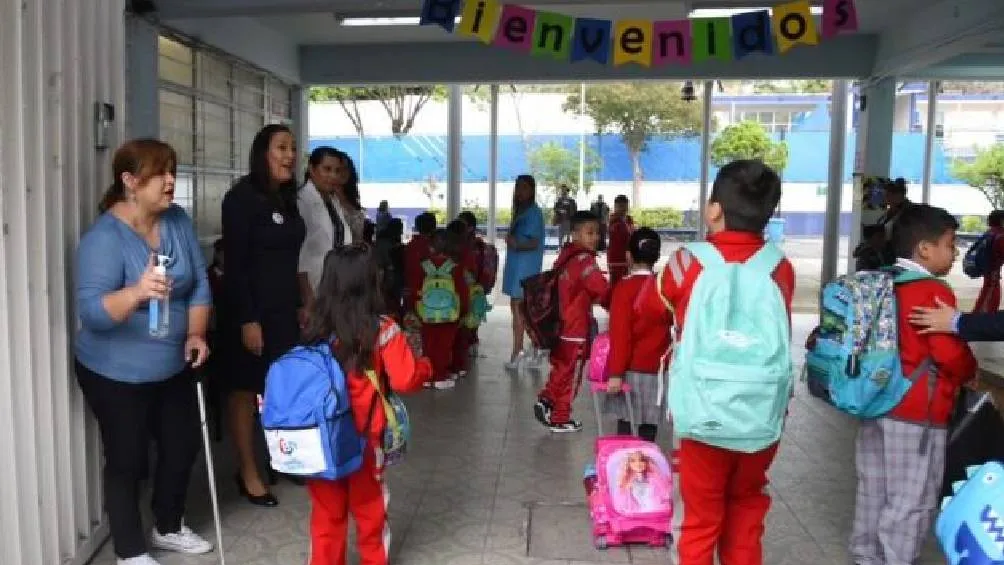 Apoyarán a niños para el regreso a clases en el ciclo escolar 2025-2026/X
