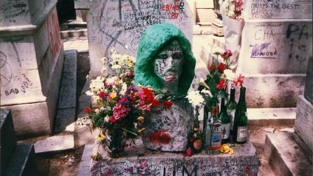 Casi cuatro décadas después de su misteriosa desaparición, el busto que decoraba la tumba de Jim Morrison en el cementerio de Père Lachaise en París fue recuperado por la Policía francesa/Redes Sociales