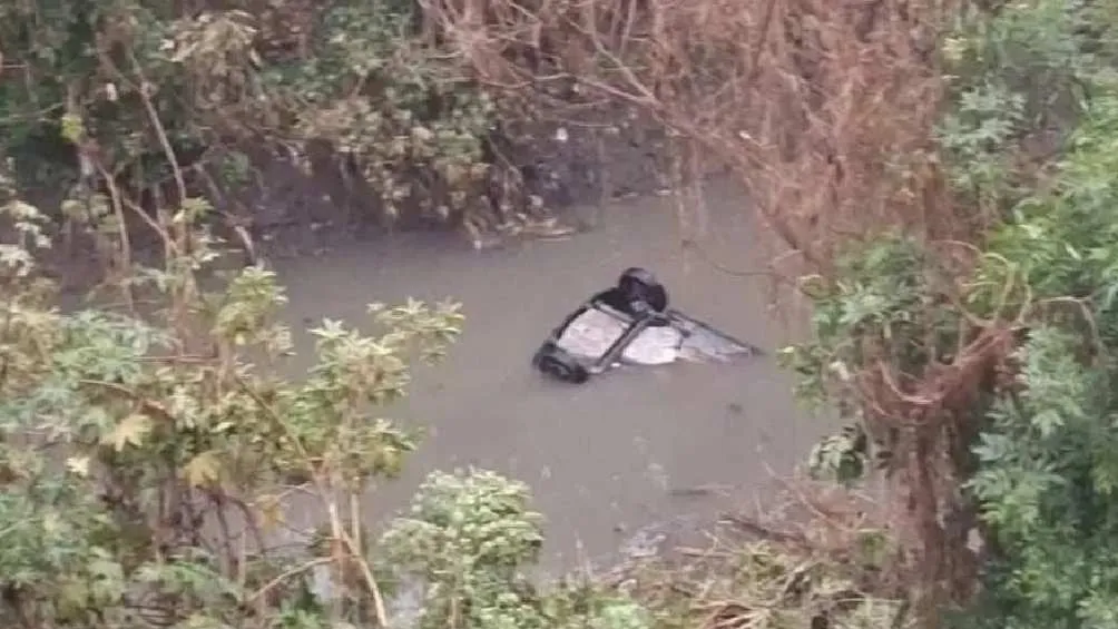 El vehículo donde viajaban los estudiantes cayó a un canal/X