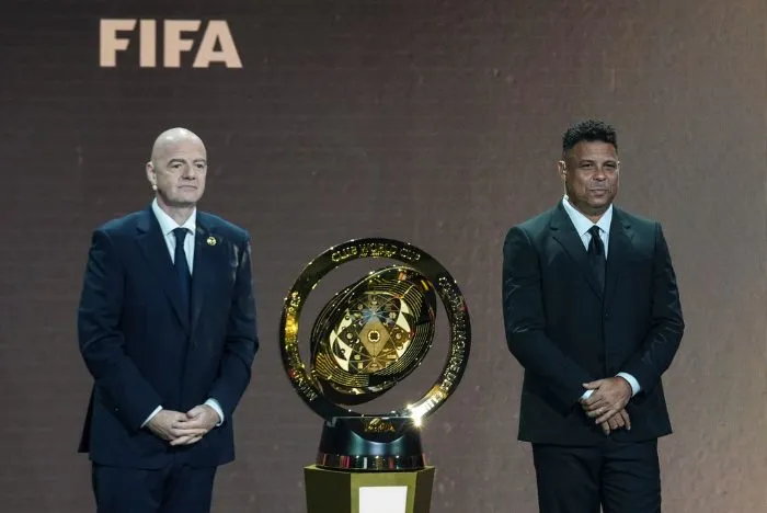 Gianni Infantino, presidente de FIFA, con el trofeo del Mundial de Clubes