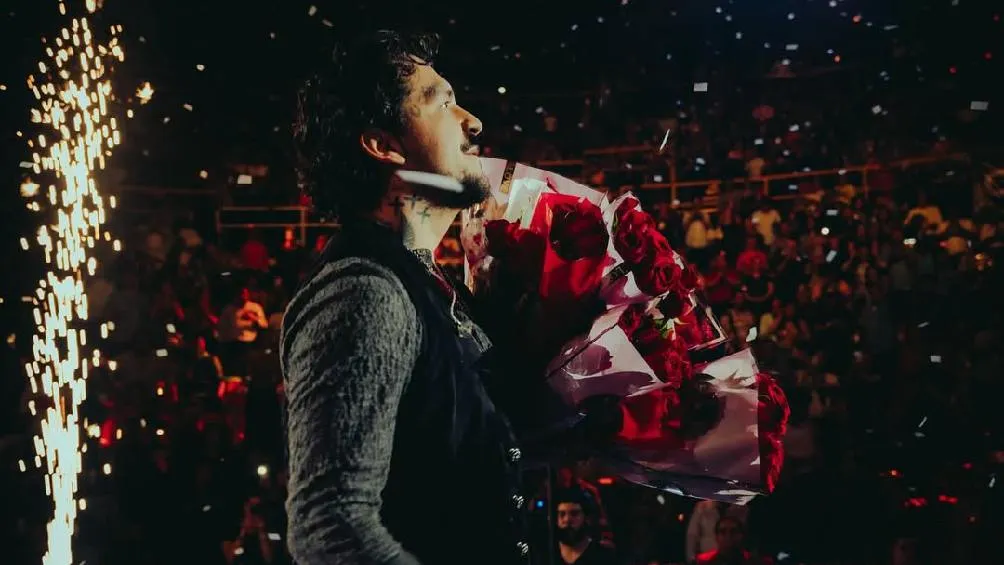 La propuesta del cantante estaría centrada en piezas clave de su look característico, mezclando lo regional con toques góticos y elegantes/Redes Sociales