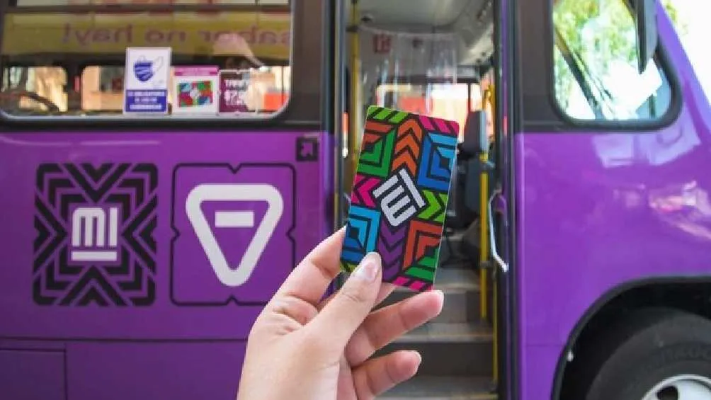 Las personas de la tercera edad recibirán una tarjeta de movilidad integral para viajar gratis/Pixabay