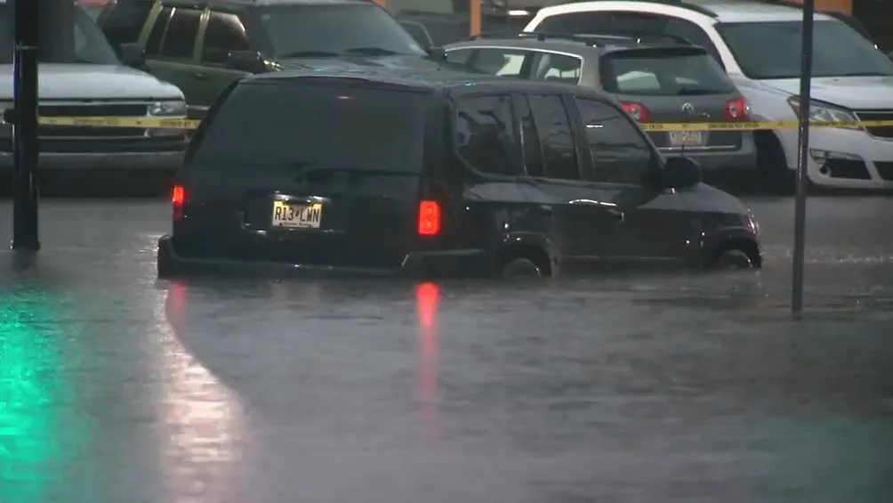 Dos personas murieron luego de que su vehículo fuera arrastrado por el agua/AP