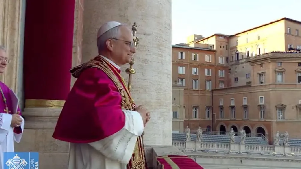 León XIV salió al balcón del Vaticano para presentarse al mundo/X
