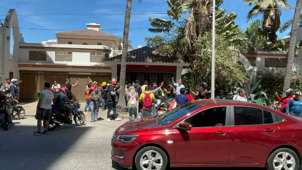 Tras hacerse viral el video, decenas se manifestaron afuera de la casa del hombre/X