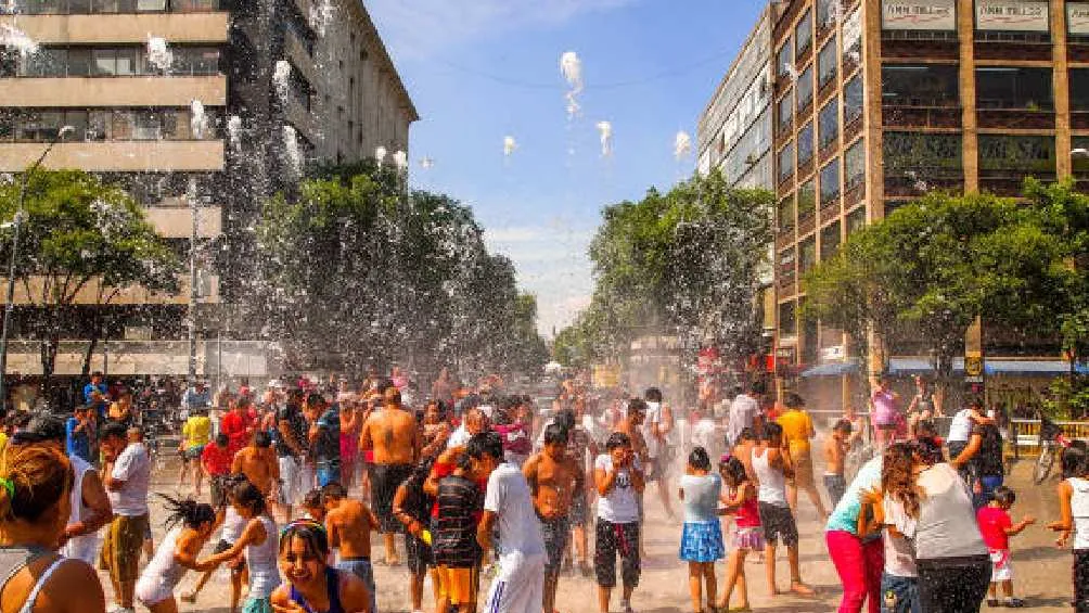 Se recomienda refrescarse varias veces durante el día/Pixabay