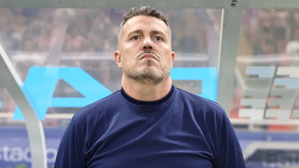 Óscar García en el banquillo durante un juego