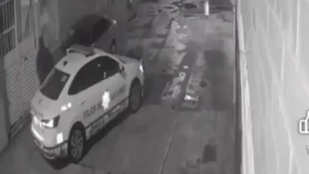 Un video de poco más de dos minutos ha encendido la polémica en redes sociales tras mostrar a un presunto policía en el momento exacto en que, aparentemente, comete un acto ilícito/Redes Sociales