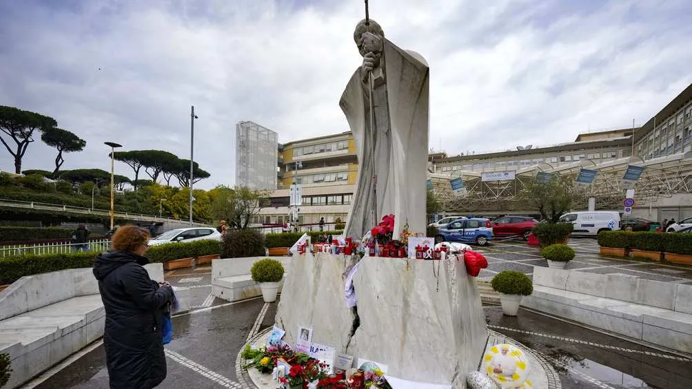 Las oraciones por la salud del Sumo Pontífice no paran/AP
