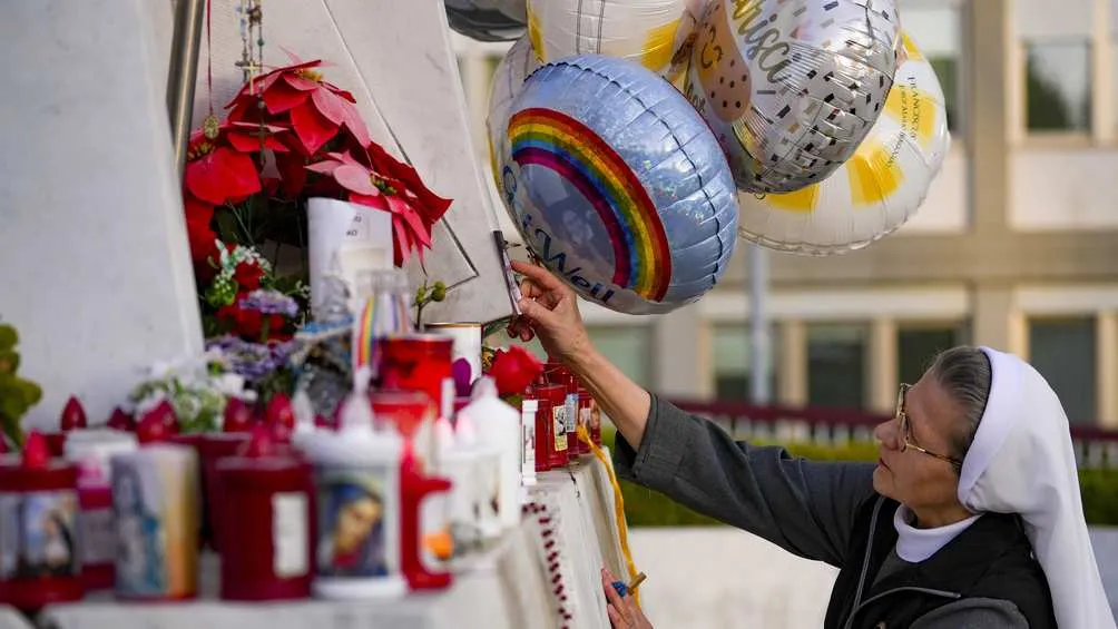 Todavía no se sabe cuánto tiempo más estará el Papa en el hospital/AP