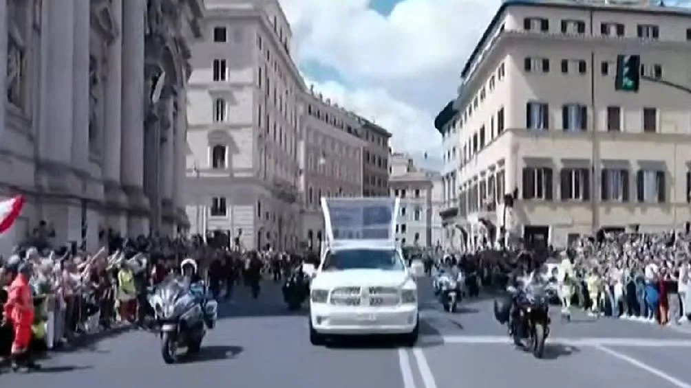 Durante el traslado de los restos del Papa Francisco recorrió los sitios más emblemáticos de Roma/Redes Sociales