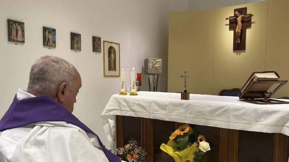 En días pasados esta fue la primera imagen que se dio a conocer del Papa desde el hospital/AP