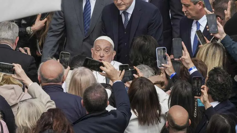 Varios creyentes tuvieron la oportunidad de saludar al sumo pontífice/AP