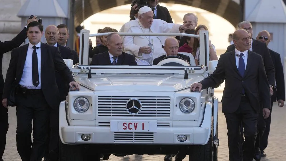 El papa también se convierte en un líder de estado al frente del Vaticano/AP