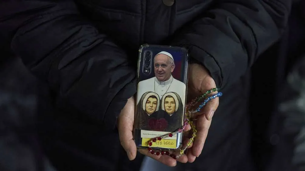 Creyentes de toda partes del mundo siguen rezando por la salud del Papa Francisco/AP
