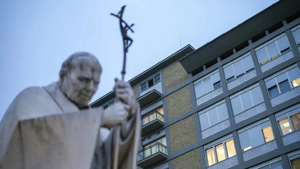 El Papa se mantendrá hospitalizado el tiempo que sea necesario/AP