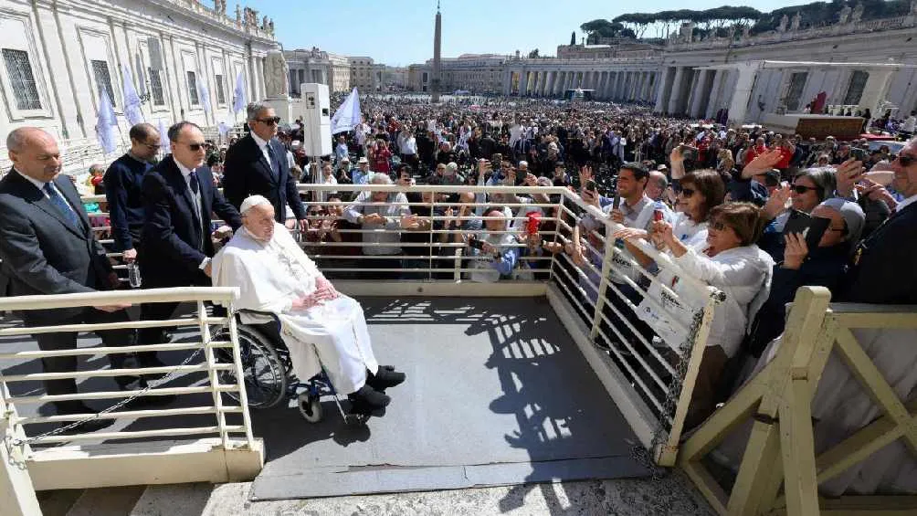 El papa aún no puede caminar, por lo que fue transportado en silla de ruedas/X