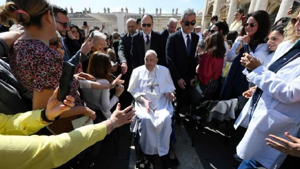 Algunos fieles creyentes tuvieron la oportunidad de saludar al papa/X